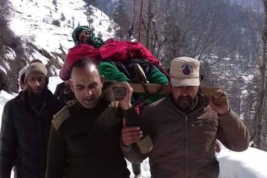 बांदीपोरातील पनार इथल्या लष्करी ठाण्यात एक फोन आला. एकाने पत्नीला प्रसूती वेदना सुरू झाल्या आहेत. तिला रुग्णालयात घेऊन जाण्यासाठी जवानांची मदत मागितली. बांदीपोरातील पनार इथल्या लष्करी ठाण्यात एक फोन आला. एकाने पत्नीला प्रसूती वेदना सुरू झाल्या आहेत. तिला रुग्णालयात घेऊन जाण्यासाठी जवानांची मदत मागितली.