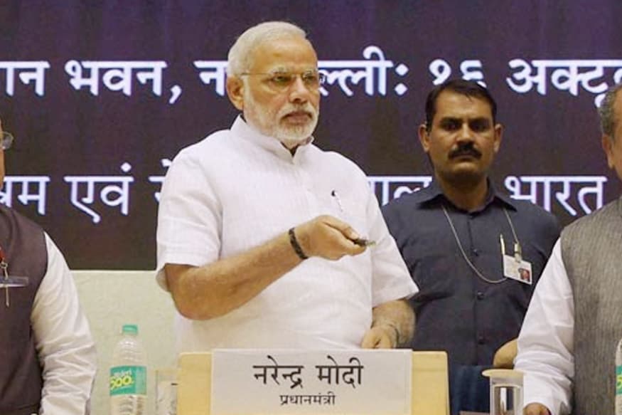 पंतप्रधान मोदी व्हिडिओ कॉन्फरन्सद्वारे PM-KISAN योजनेतील लाभार्थ्यांशी संवाद साधणार आहेत. सरकारने 1.2 कोटी शेतकऱ्यांची यादी तयार केली आहे. त्यांच्या खात्यावर 2 हजार रुपयांचा पहिला हप्ता जमा होईल. पंतप्रधान मोदी व्हिडिओ कॉन्फरन्सद्वारे PM-KISAN योजनेतील लाभार्थ्यांशी संवाद साधणार आहेत. सरकारने 1.2 कोटी शेतकऱ्यांची यादी तयार केली आहे. त्यांच्या खात्यावर 2 हजार रुपयांचा पहिला हप्ता जमा होईल.