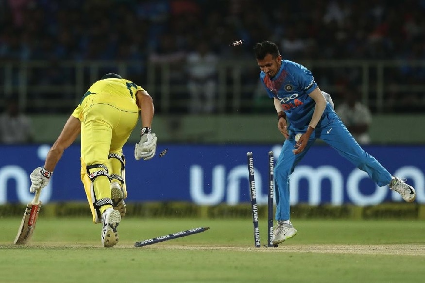 उमेश यादवच्या षटकातील अखेरच्या दोन चेंडूवर सहा धावांची गरज होती. पेंट कमिन्सने पाचव्या चेंडूवर चौकार मारला. तिसऱ्या चेंडूनंतर मैदानावर क्षेत्ररक्षणात बदल केला त्याचाच फटका भारताला बसला. उमेश यादवच्या षटकातील अखेरच्या दोन चेंडूवर सहा धावांची गरज होती. पेंट कमिन्सने पाचव्या चेंडूवर चौकार मारला. तिसऱ्या चेंडूनंतर मैदानावर क्षेत्ररक्षणात बदल केला त्याचाच फटका भारताला बसला.