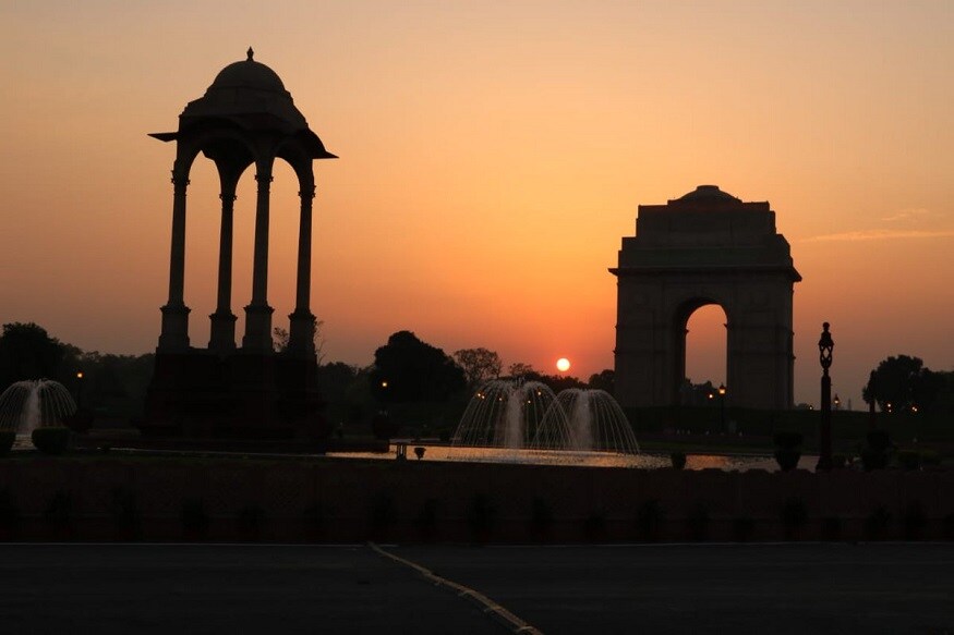 विजय चौकातून इंडिया गेट आणि नॅशनल वॉर मेमोरिअल पाहता येते. मेमोरिअलच्या भिंतीवर युद्धाशी संबंधित कलाकृती लावण्यात आल्या आहेत. यात सियाचिनसह कारगिल युद्धादरम्यान टायगर हिल ताब्यात घेतलेली क्षणचित्रे आहेत. विजय चौकातून इंडिया गेट आणि नॅशनल वॉर मेमोरिअल पाहता येते. मेमोरिअलच्या भिंतीवर युद्धाशी संबंधित कलाकृती लावण्यात आल्या आहेत. यात सियाचिनसह कारगिल युद्धादरम्यान टायगर हिल ताब्यात घेतलेली क्षणचित्रे आहेत.