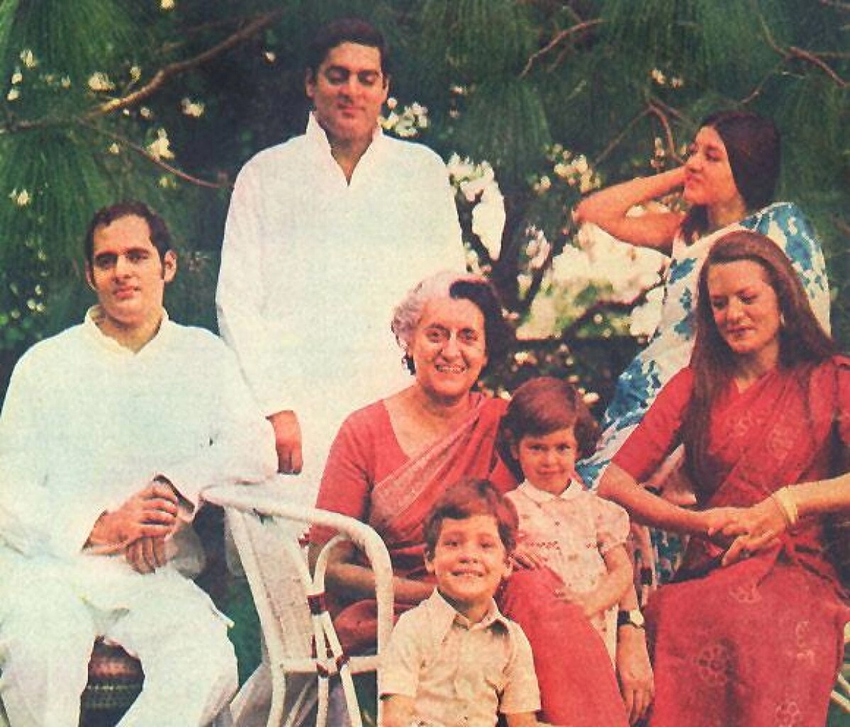 माजी पंतप्रधान इंदिरा गांधींच्या हत्येनंतर राहुल आणि प्रियांका यांचं शिक्षण घरीच सुरू झालं. त्यानंतर त्यांना बाहेर लोकांमध्ये वावरण्यास मज्जाव केला गेला. सतत 24 तास सुरक्षा रक्षकांच्या गराड्यातच रहावं लागायचं. माजी पंतप्रधान इंदिरा गांधींच्या हत्येनंतर राहुल आणि प्रियांका यांचं शिक्षण घरीच सुरू झालं. त्यानंतर त्यांना बाहेर लोकांमध्ये वावरण्यास मज्जाव केला गेला. सतत 24 तास सुरक्षा रक्षकांच्या गराड्यातच रहावं लागायचं.