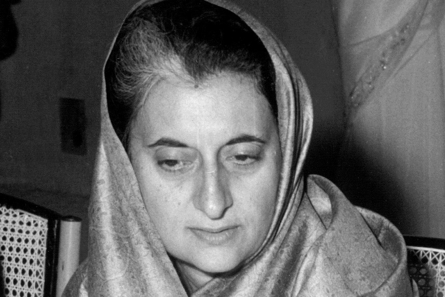 याचवेळी गर्दीतून भिरकावलेला एक दगडाचा तुकडा इंदिरा गांधींच्या नाकाला लागला. त्यांच्या नाकातून रक्त येऊ लागलं तेव्हा तिथल्या सुरक्षारक्षकांनी तसेच कार्यकर्त्यांनी त्यांना स्टेजच्या मागे जाण्याची विनंती केली. मात्र, इंदिराजींनी कोणाचेही ऐकलं नाही. याचवेळी गर्दीतून भिरकावलेला एक दगडाचा तुकडा इंदिरा गांधींच्या नाकाला लागला. त्यांच्या नाकातून रक्त येऊ लागलं तेव्हा तिथल्या सुरक्षारक्षकांनी तसेच कार्यकर्त्यांनी त्यांना स्टेजच्या मागे जाण्याची विनंती केली. मात्र, इंदिराजींनी कोणाचेही ऐकलं नाही.