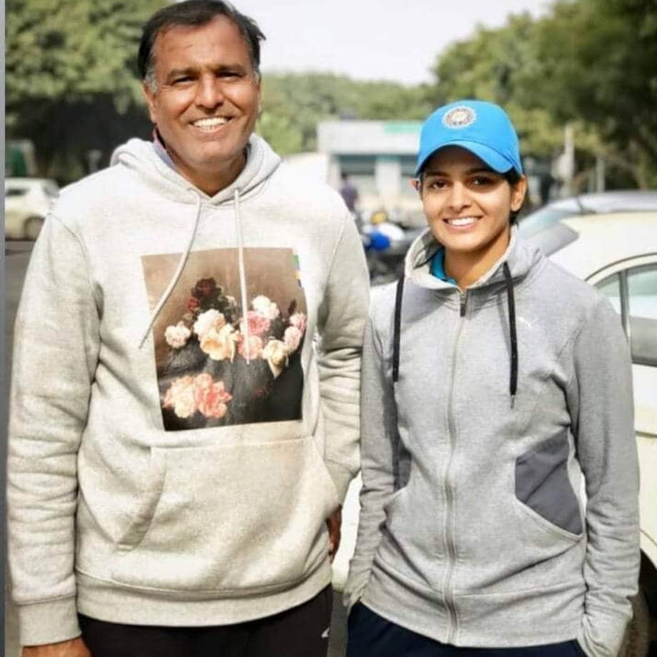 प्रिया पुनियाचे वडील सुरेंद्र पुनिया जयपूर मध्ये भारतीय सर्वेक्षण विभागात हेड क्लार्क म्हणून काम करतात. प्रियासाठी तिच्या वडीलांनी जयपूरमध्ये सिकर रोडवर एक मैदानही तयार केलं आहे. प्रिया पुनियाचे वडील सुरेंद्र पुनिया जयपूर मध्ये भारतीय सर्वेक्षण विभागात हेड क्लार्क म्हणून काम करतात. प्रियासाठी तिच्या वडीलांनी जयपूरमध्ये सिकर रोडवर एक मैदानही तयार केलं आहे.