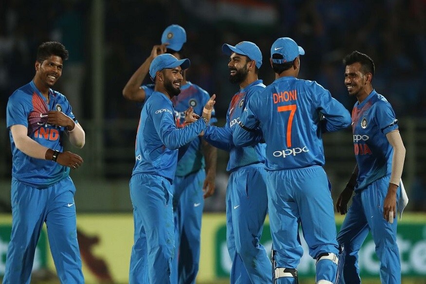 क्षेत्ररक्षणात केलेले बदल भारताला विजयापासून दूर नेणारे ठरले. उमेश यादव शेवटचा चेंडू टाकण्यापूर्वी सुनिल गावस्कर समालोचन करताना अक्षरश: किंचाळले होते. लॉग ऑनला असलेल्या फिल्डरला पुढे घ्यायला पाहिजे असं ते म्हणाले. क्षेत्ररक्षणात केलेले बदल भारताला विजयापासून दूर नेणारे ठरले. उमेश यादव शेवटचा चेंडू टाकण्यापूर्वी सुनिल गावस्कर समालोचन करताना अक्षरश: किंचाळले होते. लॉग ऑनला असलेल्या फिल्डरला पुढे घ्यायला पाहिजे असं ते म्हणाले.