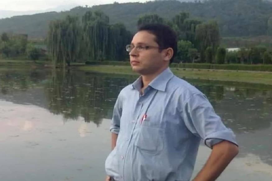 दक्षिण काश्मीरमधील दहशतवाद्यांच्या प्रभावाखाली असलेल्या कुलगाममध्ये अमन ठाकूर यांनी अनेक धडक कारवाया केल्या आहेत. त्यांनी दहशतवाद्यांना स्वत: सामोरं जात पोलिसांच्या पथकाचं नेतृत्व केलं. दक्षिण काश्मीरमधील दहशतवाद्यांच्या प्रभावाखाली असलेल्या कुलगाममध्ये अमन ठाकूर यांनी अनेक धडक कारवाया केल्या आहेत. त्यांनी दहशतवाद्यांना स्वत: सामोरं जात पोलिसांच्या पथकाचं नेतृत्व केलं.