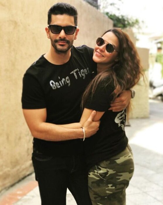 नेहा- अंगद बेदीः बॉलिवूडमधील पावरफूल कपल्समध्ये या दोघांचा उल्लेख आवर्जुन केला जातो. दोघांनी इतक्या घाईत लग्न केलं की इतरांना श्वास घेण्याची संधीही दिली नाही. दोघांच्या अफेअरच्या चर्चा होत्या पण यात दोघं इतक्या लवकर लग्न करतील याची अपेक्षा कोणालाही नव्हती. लग्नाआधी गरोदर राहिल्यामुळे दोघांना हा निर्णय घ्यावा लागला होता. यावर्षी नेहाने मुलीला जन्म दिला. नेहा आणि अंगदने मुलीचं नाव मेहर असं ठेवलं.