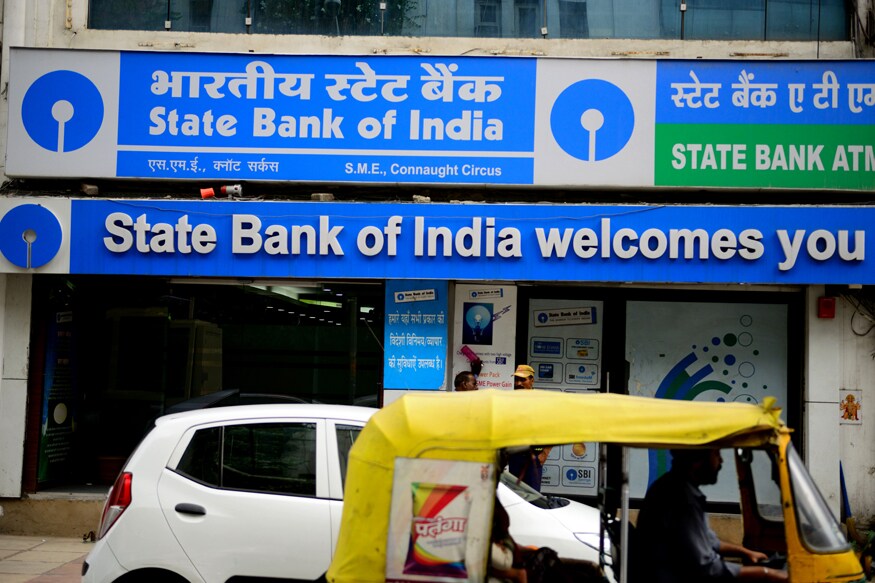 फसवणूक करणारे कोणत्याही नंबरवरुन फोन करतात. त्यानंतर कोणत्यातरी बँकेकडून कॉल केल्याचे सांगतात आणि तुमच्या खात्याची काहीतरी अडचण झाली असल्याचे सांगत माहिती विचारतात. त्यापासून सावध राहणे गरजेचे आहे. फसवणूक करणारे कोणत्याही नंबरवरुन फोन करतात. त्यानंतर कोणत्यातरी बँकेकडून कॉल केल्याचे सांगतात आणि तुमच्या खात्याची काहीतरी अडचण झाली असल्याचे सांगत माहिती विचारतात. त्यापासून सावध राहणे गरजेचे आहे.