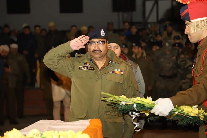 शहीद डीएसपी अमन ठाकूर यांनी पोलिसात दाखल होण्यासाठी दोन सरकारी नोकऱ्या सोडल्या होत्या. पहिली नोकरी समाज कल्याण विभागात मिळाली होती. त्यानंतर त्यांनी एका कॉलेजमध्ये लेक्चरर म्हणूनही काम केले. शहीद डीएसपी अमन ठाकूर यांनी पोलिसात दाखल होण्यासाठी दोन सरकारी नोकऱ्या सोडल्या होत्या. पहिली नोकरी समाज कल्याण विभागात मिळाली होती. त्यानंतर त्यांनी एका कॉलेजमध्ये लेक्चरर म्हणूनही काम केले.