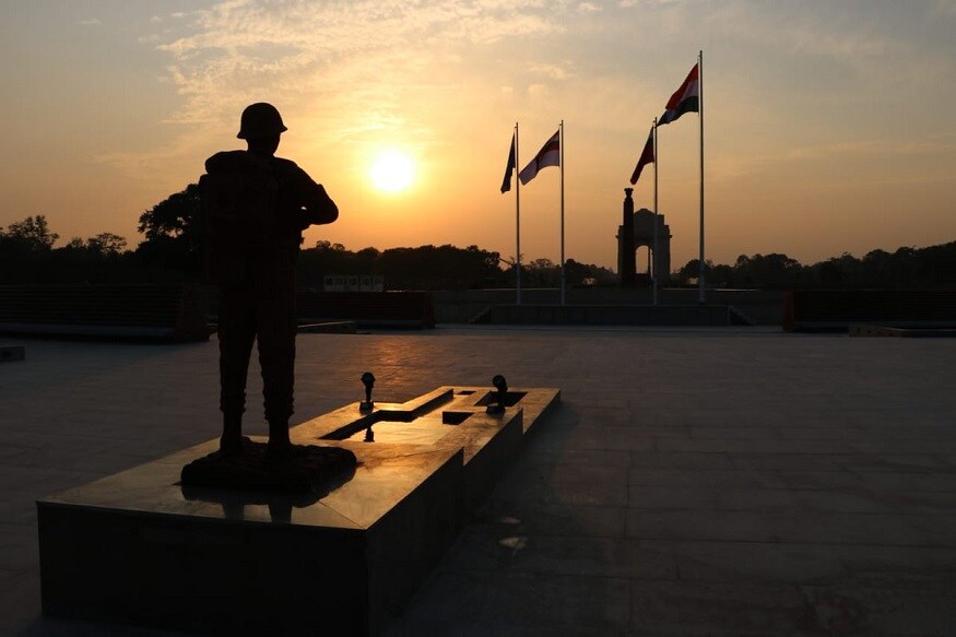 पहिल्या महायुद्धात भारताच्या 84 हजार शहीद जवानांच्या स्मरणार्थ इंग्रजांनी इंडिया गेट उभारले होते. त्यानंतर 1971 च्या युद्धातील 3 हजार 843 शहीद जवांनांच्या स्मरणार्थ अमर जवान ज्योती स्मारक बांधण्यात आले होते. पहिल्या महायुद्धात भारताच्या 84 हजार शहीद जवानांच्या स्मरणार्थ इंग्रजांनी इंडिया गेट उभारले होते. त्यानंतर 1971 च्या युद्धातील 3 हजार 843 शहीद जवांनांच्या स्मरणार्थ अमर जवान ज्योती स्मारक बांधण्यात आले होते.
