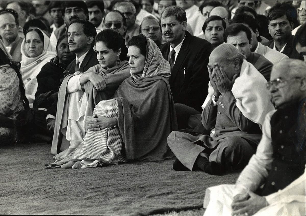राजीव गांधींच्या निधनानंतर प्रियांका गांधींनीच कुटुंबाला आधार दिला. त्यांनी प्रत्येकवेळी आई सोनिया गांधी आणि भाऊ राहुल गांधी यांना साथ दिली. राजीव गांधींच्या निधनानंतर प्रियांका गांधींनीच कुटुंबाला आधार दिला. त्यांनी प्रत्येकवेळी आई सोनिया गांधी आणि भाऊ राहुल गांधी यांना साथ दिली.