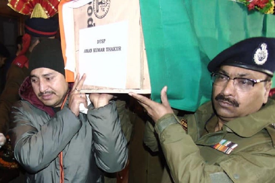 शहीद डीएसपी अमन ठाकुर यांच्या फेसबुक डीपीला केही लढाया एकट्याने लढायच्या असतात, असं सांगणारा फोटो लावला आहे. देशासाठी लढताना वीरमरण आलेल्या अमन ठाकूर यांच्या मागे कुटुंबात वृद्ध आई-वडील, पत्नी आणि दोन लहान मुले आहेत. पुढे वाचा...दहशतवाद्यांच्या निशाण्यावर असलेल्या पुलवामाबद्दल 'या' गोष्टी माहिती आहेत का? शहीद डीएसपी अमन ठाकुर यांच्या फेसबुक डीपीला केही लढाया एकट्याने लढायच्या असतात, असं सांगणारा फोटो लावला आहे. देशासाठी लढताना वीरमरण आलेल्या अमन ठाकूर यांच्या मागे कुटुंबात वृद्ध आई-वडील, पत्नी आणि दोन लहान मुले आहेत. पुढे वाचा...दहशतवाद्यांच्या निशाण्यावर असलेल्या पुलवामाबद्दल 'या' गोष्टी माहिती आहेत का?