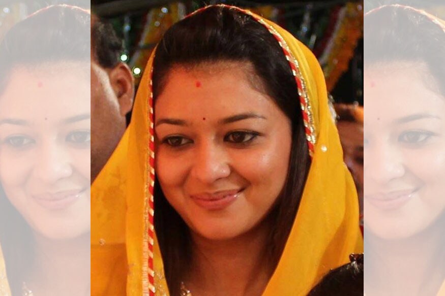 ज्योतिरादित्य आणि प्रियदर्शनी यांना दोन अपत्ये आहेत. मुलगा महानआर्यमन आणि मुलगी अनन्या ही त्यांच्या संसारवेलीवर फुललेली दोन फुलं. ज्योतिरादित्य आणि प्रियदर्शनी यांना दोन अपत्ये आहेत. मुलगा महानआर्यमन आणि मुलगी अनन्या ही त्यांच्या संसारवेलीवर फुललेली दोन फुलं.