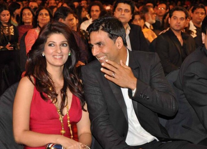 ट्विंकल- अक्षय कुमार- आता या दोघांबद्दल काय बोलावं. दोघं एकमेकांपेक्षा खूप वेगळे आहेत, तरीही त्यांना एकत्र पाहिलं की यांच्याहून परफेक्ट कपल असूच शकत नाही असं म्हटलं जातं. एकेकाळी अक्षय बॉलिवूडमधला ‘कॅसिनोव्हा’ होता. अनेक अभिनेत्रींसोबत त्याचं लिंकअप होतं. मात्र ट्विंकलला भेटल्यानंतर त्याचं आयुष्य पूर्णपणे बदलून गेलं.