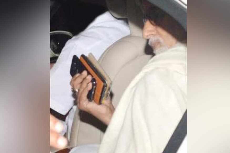 बिग बींच्या हटके सवयींमध्ये खूप सारे मोबाईल फोन वापरणं ही सवयही आहेच. नेटवर्क प्रॉब्लेमची त्यांना नेहमीच भिती वाटते. नेटवर्क प्रॉब्लेममुळे कोणापासूनही त्यांचा संपर्क तुटू नये असं त्यांना वाटतं. यामुळेच बिग बी स्वतः जवळ दोन ते तीन फोन नेहमी ठेवतात. बिग बींच्या हटके सवयींमध्ये खूप सारे मोबाईल फोन वापरणं ही सवयही आहेच. नेटवर्क प्रॉब्लेमची त्यांना नेहमीच भिती वाटते. नेटवर्क प्रॉब्लेममुळे कोणापासूनही त्यांचा संपर्क तुटू नये असं त्यांना वाटतं. यामुळेच बिग बी स्वतः जवळ दोन ते तीन फोन नेहमी ठेवतात.