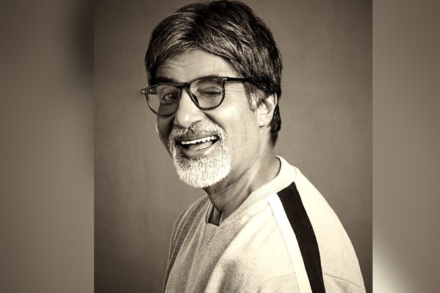 बिग बी यांनी व्हॉट्सअप फक्त फॅमिली ग्रुपसाठी घेतलं पण त्याचा ते फार वापर करत नाहीत. जर त्यांना व्हॉट्सअपवर एखादा मेसेज पाठवला असेल तर त्यांना एसएमएस करून किंवा कॉल करून व्हॉट्सअप मेसेज पाहा असं सांगावं लागतं. बिग बी यांनी व्हॉट्सअप फक्त फॅमिली ग्रुपसाठी घेतलं पण त्याचा ते फार वापर करत नाहीत. जर त्यांना व्हॉट्सअपवर एखादा मेसेज पाठवला असेल तर त्यांना एसएमएस करून किंवा कॉल करून व्हॉट्सअप मेसेज पाहा असं सांगावं लागतं.