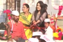VIDEO : मिसेस मुख्यंमत्री जेव्हा बैलगाडीतून मंचावर येतात...