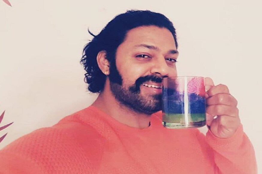 मी चहाप्रेमी आहे. पूर्वी दिवसाला २०-२५ कप व्हायचे. आता ८ ते १० कप केलेत. हल्ली मुद्दाम चहात साखर कमी घेतो. मी चहाप्रेमी आहे. पूर्वी दिवसाला २०-२५ कप व्हायचे. आता ८ ते १० कप केलेत. हल्ली मुद्दाम चहात साखर कमी घेतो.