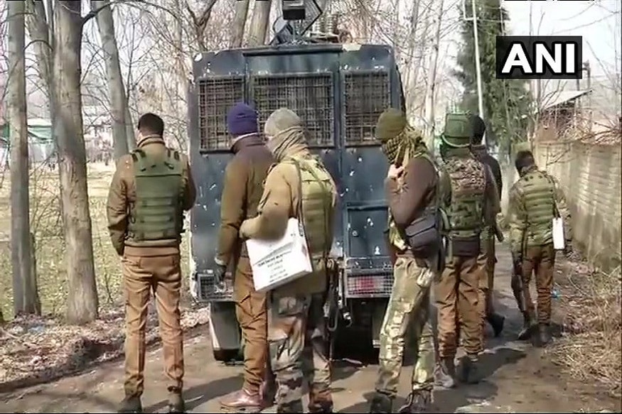 सकाळपासून दक्षिण काश्मीरमधील पुलवामा जिल्ह्यातील पिंगलान येते दहशतवादी लपून बसल्याची खबर लष्कराला मिळाली. त्यानंतर लष्करानं दहशतवादी लपून बसलेल्या घराला घेरलं. दरम्यान, दहशतवादी आणि जवानांमध्ये जोरदार चकमक उडाली. सकाळपासून दक्षिण काश्मीरमधील पुलवामा जिल्ह्यातील पिंगलान येते दहशतवादी लपून बसल्याची खबर लष्कराला मिळाली. त्यानंतर लष्करानं दहशतवादी लपून बसलेल्या घराला घेरलं. दरम्यान, दहशतवादी आणि जवानांमध्ये जोरदार चकमक उडाली.