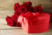 Valentine's Day : गर्लफ्रेंडसाठी गिफ्ट आणायचंय? मग या 6 गोष्टींचा विचार कराच