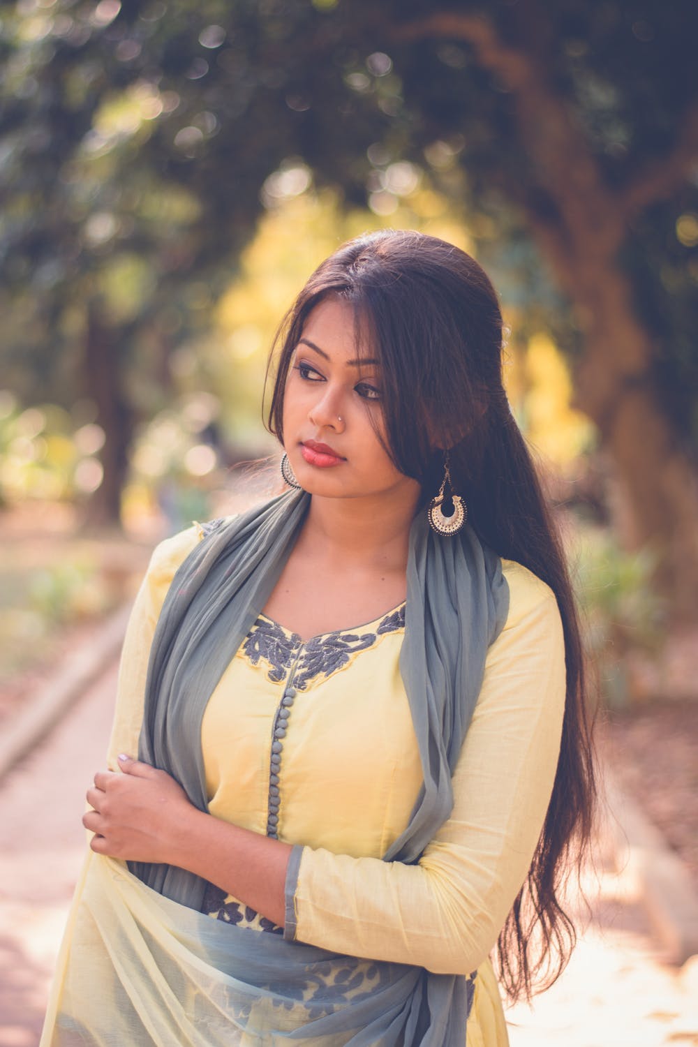 मुलगी असा विचार करते की सासरचे तिच्याशी तिच्या आई-वडिलांसारखं वागतील का? तिला सासरी तेवढंच प्रेम मिळेल का? मुलगी असा विचार करते की सासरचे तिच्याशी तिच्या आई-वडिलांसारखं वागतील का? तिला सासरी तेवढंच प्रेम मिळेल का?