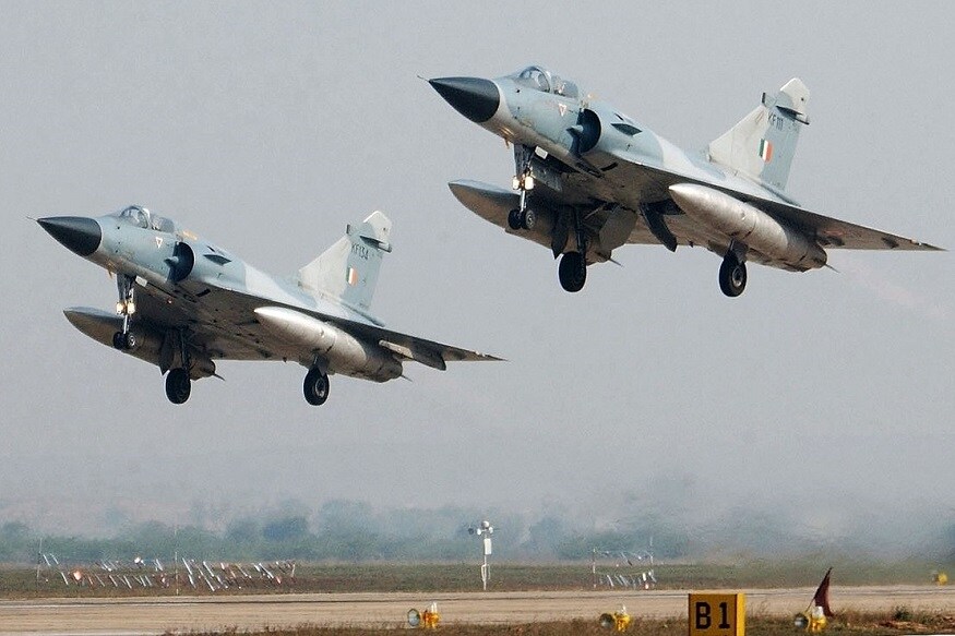 जम्मू-काश्मीरच्या पुलवामा येथे सीआरपीएफच्या गाडीवर आत्मघातकी हल्ला केला. यात ४० जवान शहीद झाले. यानंतर दोन आठवड्यांच्या आत भारतीय वायुसेनेने एअर स्ट्राइक करत पाकिस्तानला जशास तसं उत्तर दिलं. भारताच्या या मोहिमेला सर्जिकल स्ट्राइक- २ असं नाव दिलं जात आहे. या सर्जिकल स्ट्राइकनंतर अनेक कंपन्यांनी ग्राहकांना विशेष ऑफर द्यायला सुरुवात केली आहे. जम्मू-काश्मीरच्या पुलवामा येथे सीआरपीएफच्या गाडीवर आत्मघातकी हल्ला केला. यात ४० जवान शहीद झाले. यानंतर दोन आठवड्यांच्या आत भारतीय वायुसेनेने एअर स्ट्राइक करत पाकिस्तानला जशास तसं उत्तर दिलं. भारताच्या या मोहिमेला सर्जिकल स्ट्राइक- २ असं नाव दिलं जात आहे. या सर्जिकल स्ट्राइकनंतर अनेक कंपन्यांनी ग्राहकांना विशेष ऑफर द्यायला सुरुवात केली आहे.
