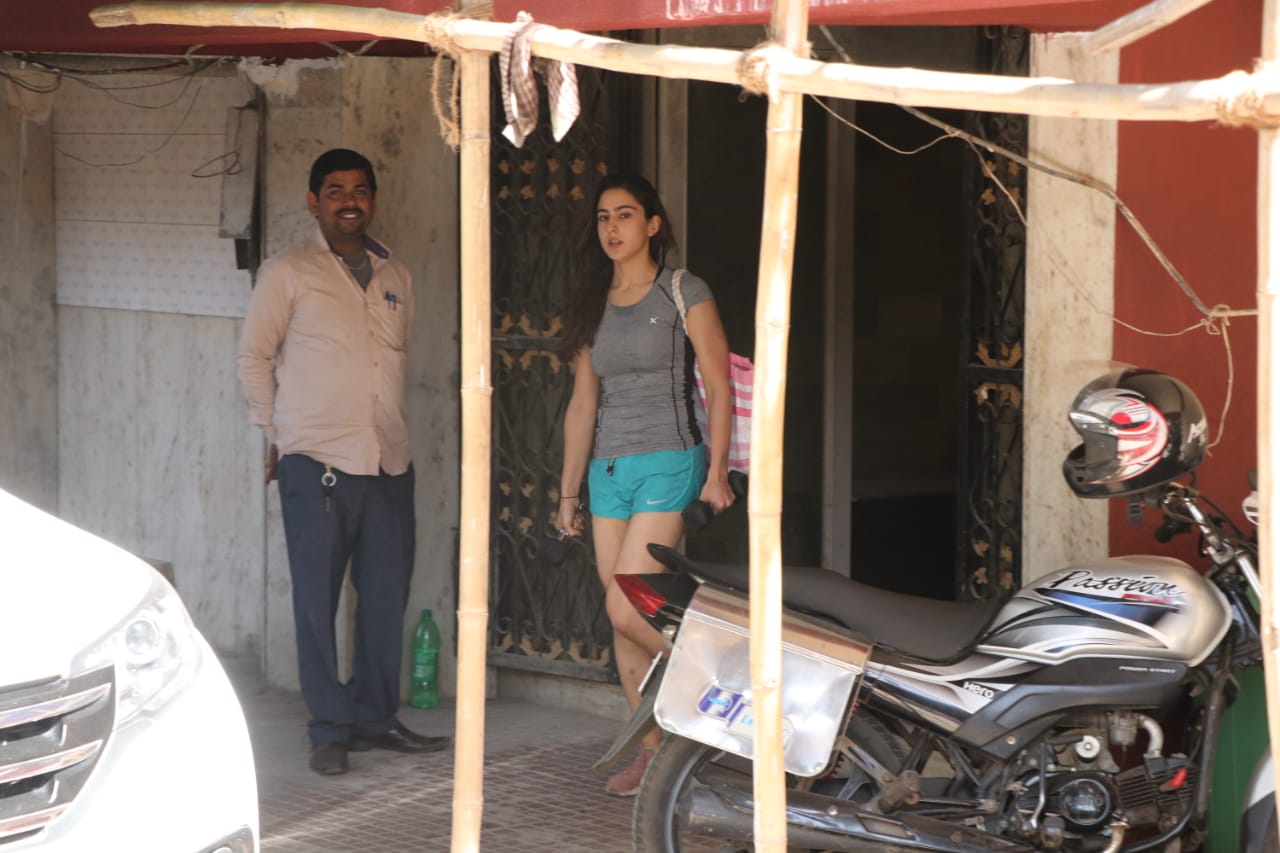 सैफ अली खानची मुलगी सारा अली खान नेहमीप्रमाणे जिममधून बाहेर पडताना दिसली. सध्या सारा जिममध्ये जास्तीत जास्त वेळ घाम गाळत स्वतःवर अधिक काम करत आहे. सैफ अली खानची मुलगी सारा अली खान नेहमीप्रमाणे जिममधून बाहेर पडताना दिसली. सध्या सारा जिममध्ये जास्तीत जास्त वेळ घाम गाळत स्वतःवर अधिक काम करत आहे.