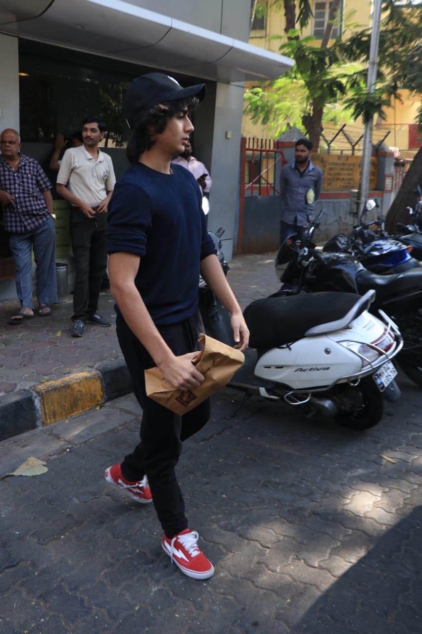 मलायका अनेकदा आपल्या मुलासोबत अरहानसोबत फिरताना दिसते. अर्जुनसोबतच्या या लंच डेटलाही ती अरहानला घेऊन आली होती. यावेळी तिने निळ्या रंगाची जीन्स आणि पांढऱ्या रंगाचं शर्ट घातलं होतं. मलायका अनेकदा आपल्या मुलासोबत अरहानसोबत फिरताना दिसते. अर्जुनसोबतच्या या लंच डेटलाही ती अरहानला घेऊन आली होती. यावेळी तिने निळ्या रंगाची जीन्स आणि पांढऱ्या रंगाचं शर्ट घातलं होतं.