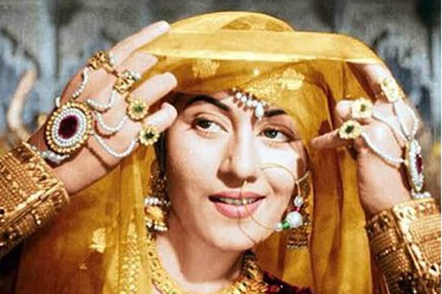 यानंतर १९५० ते १९५७ पर्यंतचा काळ मधुबालाच्या सिनेकरिअरसाठी अत्यंत वाईट होता. या काळातले तिचे अनेक सिनेमे दणकून आपटले. पण १९५८ मध्ये आलेले ‘फागुन’, ‘हावडा ब्रिज’, ‘कालापानी’ आणि ‘चलती का नाम गाडी’ या सिनेमांमुळे मधुबाला पुन्हा एकदा प्रसिद्धी झोतात आली. यानंतर १९५० ते १९५७ पर्यंतचा काळ मधुबालाच्या सिनेकरिअरसाठी अत्यंत वाईट होता. या काळातले तिचे अनेक सिनेमे दणकून आपटले. पण १९५८ मध्ये आलेले ‘फागुन’, ‘हावडा ब्रिज’, ‘कालापानी’ आणि ‘चलती का नाम गाडी’ या सिनेमांमुळे मधुबाला पुन्हा एकदा प्रसिद्धी झोतात आली.