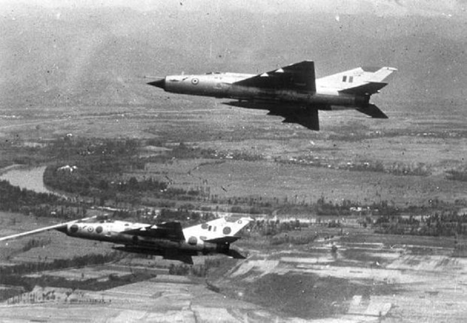 या युद्धात 3 डिसेंबर 1971 च्या संध्याकाळी पाकिस्तानी वायुसेनेने भारतीय वायुसेनेवर अचानक हल्ला केला. या हल्ल्याचं उत्तर देताना भारतीय वायुसेनेने मिग-फाइटर विमानातून पाकिस्तानच्या 7 तळांवर मोठा हल्ला केला होता. या हल्ल्यात पाकिस्तानच्या 7 हवाई तळांचा नाश करण्यात भारतीय वायुसेनेला यश मिळालं होतं. (Photo credit: Indian Air Force) या युद्धात 3 डिसेंबर 1971 च्या संध्याकाळी पाकिस्तानी वायुसेनेने भारतीय वायुसेनेवर अचानक हल्ला केला. या हल्ल्याचं उत्तर देताना भारतीय वायुसेनेने मिग-फाइटर विमानातून पाकिस्तानच्या 7 तळांवर मोठा हल्ला केला होता. या हल्ल्यात पाकिस्तानच्या 7 हवाई तळांचा नाश करण्यात भारतीय वायुसेनेला यश मिळालं होतं. (Photo credit: Indian Air Force)