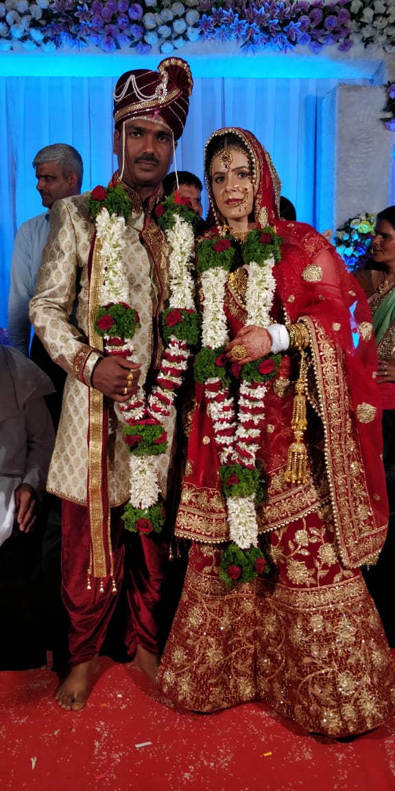 विशेष म्हणजे मंडपात हे सांगताच वऱ्हाडी मंडळी आणि नातेवाईकांनी विशेष म्हणजे मंडपात हे सांगताच वऱ्हाडी मंडळी आणि नातेवाईकांनी