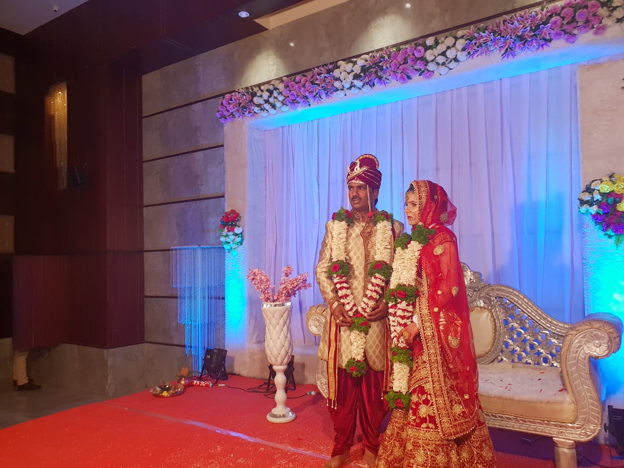 पिंपरी चिंचवडमधील काळेवाडी परिसरात राहणारा उच्च शिक्षित तरुण संकेश सुंबे प्रियेसी आरती चोधरीसोबत विवाह बंधनात अडकला. एकमेकांवर जीवापाड प्रेम करणाऱ्या या दोघांनी मागच्या आठवड्यात झालेल्या valentine day ला विवाह करण्याचा निर्णय घेतला. मात्र, त्याच संध्याकाळी पुलवामामध्ये दहशतवाद्यांनी CRPFच्या जवानांवर भ्याड हल्ला केला. या हल्ल्यात भारताने 42 जवान गमावले. पिंपरी चिंचवडमधील काळेवाडी परिसरात राहणारा उच्च शिक्षित तरुण संकेश सुंबे प्रियेसी आरती चोधरीसोबत विवाह बंधनात अडकला. एकमेकांवर जीवापाड प्रेम करणाऱ्या या दोघांनी मागच्या आठवड्यात झालेल्या valentine day ला विवाह करण्याचा निर्णय घेतला. मात्र, त्याच संध्याकाळी पुलवामामध्ये दहशतवाद्यांनी CRPFच्या जवानांवर भ्याड हल्ला केला. या हल्ल्यात भारताने 42 जवान गमावले.