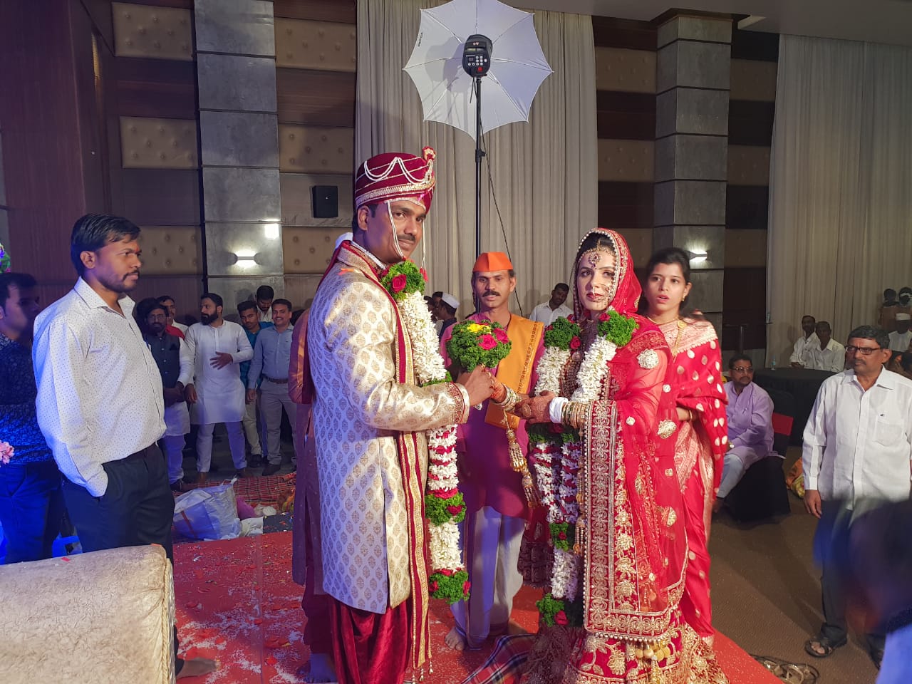 वारंवार होणाऱ्या अश्या हल्ल्यांमुळे आपल्या मुलांना लष्करात भरती करायचं की नाही? या प्रश्नानं देशातील अनेक पालकांची चिंता वाढवली. त्याला अपवाद ठरत या जोडप्यानं हा निर्णय घेतला आहे. वारंवार होणाऱ्या अश्या हल्ल्यांमुळे आपल्या मुलांना लष्करात भरती करायचं की नाही? या प्रश्नानं देशातील अनेक पालकांची चिंता वाढवली. त्याला अपवाद ठरत या जोडप्यानं हा निर्णय घेतला आहे.