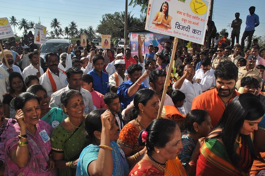 आता सामना अटीतटीचा झाला आहे. प्रचारासाठी सगळे पक्ष शक्कल लढवून एक एक चाल चालत आहेत. आता या प्रचारात अजून रंगत आणण्यासाठी ३ दिग्गज विनोदवीर दौलतवाडीत सज्ज होणार आहेत. आता सामना अटीतटीचा झाला आहे. प्रचारासाठी सगळे पक्ष शक्कल लढवून एक एक चाल चालत आहेत. आता या प्रचारात अजून रंगत आणण्यासाठी ३ दिग्गज विनोदवीर दौलतवाडीत सज्ज होणार आहेत.