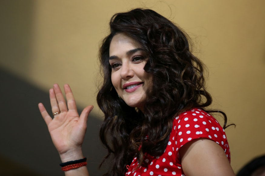 प्रिती झिंटाचे वडील दुर्गानंद झिंटाही लष्करात होते. प्रिती १३ वर्षांची असताना तिच्या वडिलांचा अपघाती मृत्यू झाला. प्रिती झिंटाचे वडील दुर्गानंद झिंटाही लष्करात होते. प्रिती १३ वर्षांची असताना तिच्या वडिलांचा अपघाती मृत्यू झाला.