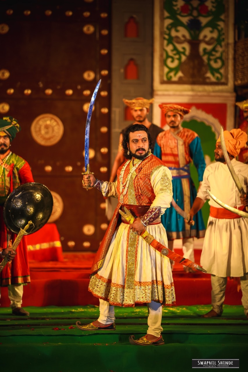 डाॅ. अमोल कोल्हेनं आतापर्यंत मालिका आणि नाटकांमध्ये शिवाजा राजे आणि शंभूराजे साकारलेत. आतापर्यंत त्यांना भेट म्हणून 150हून जास्त तलवारी मिळाल्यात. यातल्या दोन तलवारी त्यांनी स्वत:कडे ठेवल्यात. बाकी टीममधल्या लोकांना दिल्यात. डाॅ. अमोल कोल्हेनं आतापर्यंत मालिका आणि नाटकांमध्ये शिवाजा राजे आणि शंभूराजे साकारलेत. आतापर्यंत त्यांना भेट म्हणून 150हून जास्त तलवारी मिळाल्यात. यातल्या दोन तलवारी त्यांनी स्वत:कडे ठेवल्यात. बाकी टीममधल्या लोकांना दिल्यात.