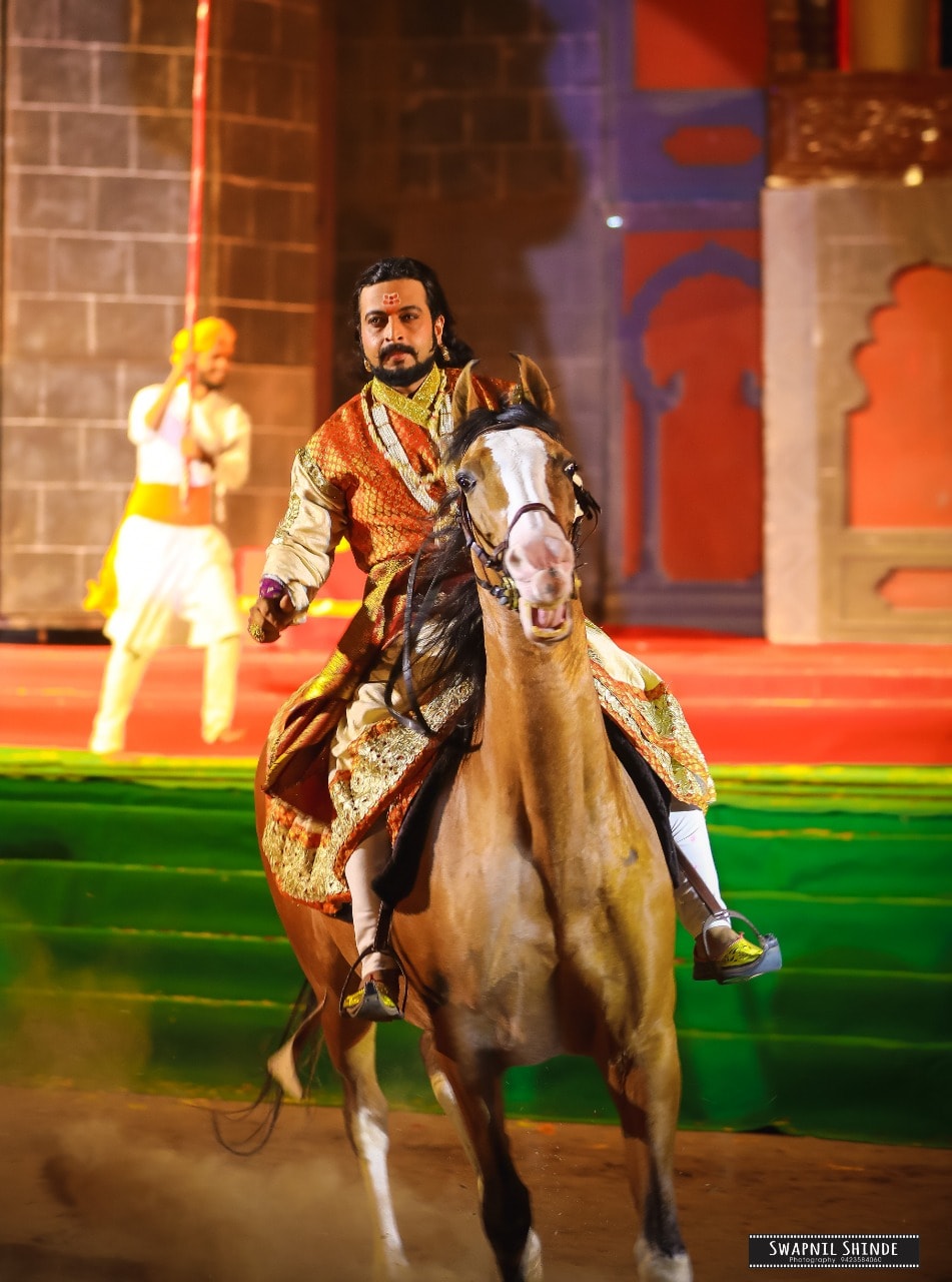 सध्या शिवपुत्र संभाजी हे महानाट्य बारामती इथे मिशन हायस्कुल मैदानावर सुरू आहे. अर्थात, संभाजी महाराजांची भूमिका डाॅ. अमोल कोल्हे साकारत आहे. सध्या शिवपुत्र संभाजी हे महानाट्य बारामती इथे मिशन हायस्कुल मैदानावर सुरू आहे. अर्थात, संभाजी महाराजांची भूमिका डाॅ. अमोल कोल्हे साकारत आहे.
