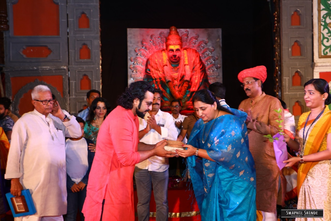 सुनेत्राताई पवार यांनी या महानाट्याच्या प्रयोगाचं उद्घाटन केलं. त्यांच्या उपस्थितीत हजार प्रेक्षकांबरोबर हा प्रयोग रंगला. सुनेत्राताई पवार यांनी या महानाट्याच्या प्रयोगाचं उद्घाटन केलं. त्यांच्या उपस्थितीत हजार प्रेक्षकांबरोबर हा प्रयोग रंगला.
