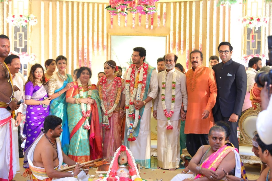 तेलुगू स्टार मोहन बाबू सहकुटुंब नववधूला आशीर्वाद द्यायला आले होते. (छाया सौजन्य- स्पेशल अरेंजमेन्ट) तेलुगू स्टार मोहन बाबू सहकुटुंब नववधूला आशीर्वाद द्यायला आले होते. (छाया सौजन्य- स्पेशल अरेंजमेन्ट)