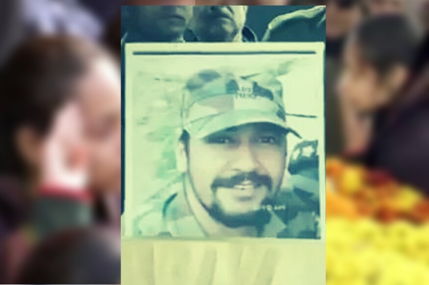 शहीद डोंडियाल यांच्या पार्थिवाकडे निकीता बराच वेळ पाहत होत्या. एकटक पार्थिवाकडे पाहून त्याजणू शहीद विभूतींशी बोलत होत्या. एकीकडे निकीताकडे पाहून नातेवाईकांच्या काळजाचं पाणी होत होतं, तर दुसरीकडे निकीता या विभूतींच्या भावविश्वात हरवून गेल्या होत्या. शहीद डोंडियाल यांच्या पार्थिवाकडे निकीता बराच वेळ पाहत होत्या. एकटक पार्थिवाकडे पाहून त्याजणू शहीद विभूतींशी बोलत होत्या. एकीकडे निकीताकडे पाहून नातेवाईकांच्या काळजाचं पाणी होत होतं, तर दुसरीकडे निकीता या विभूतींच्या भावविश्वात हरवून गेल्या होत्या.