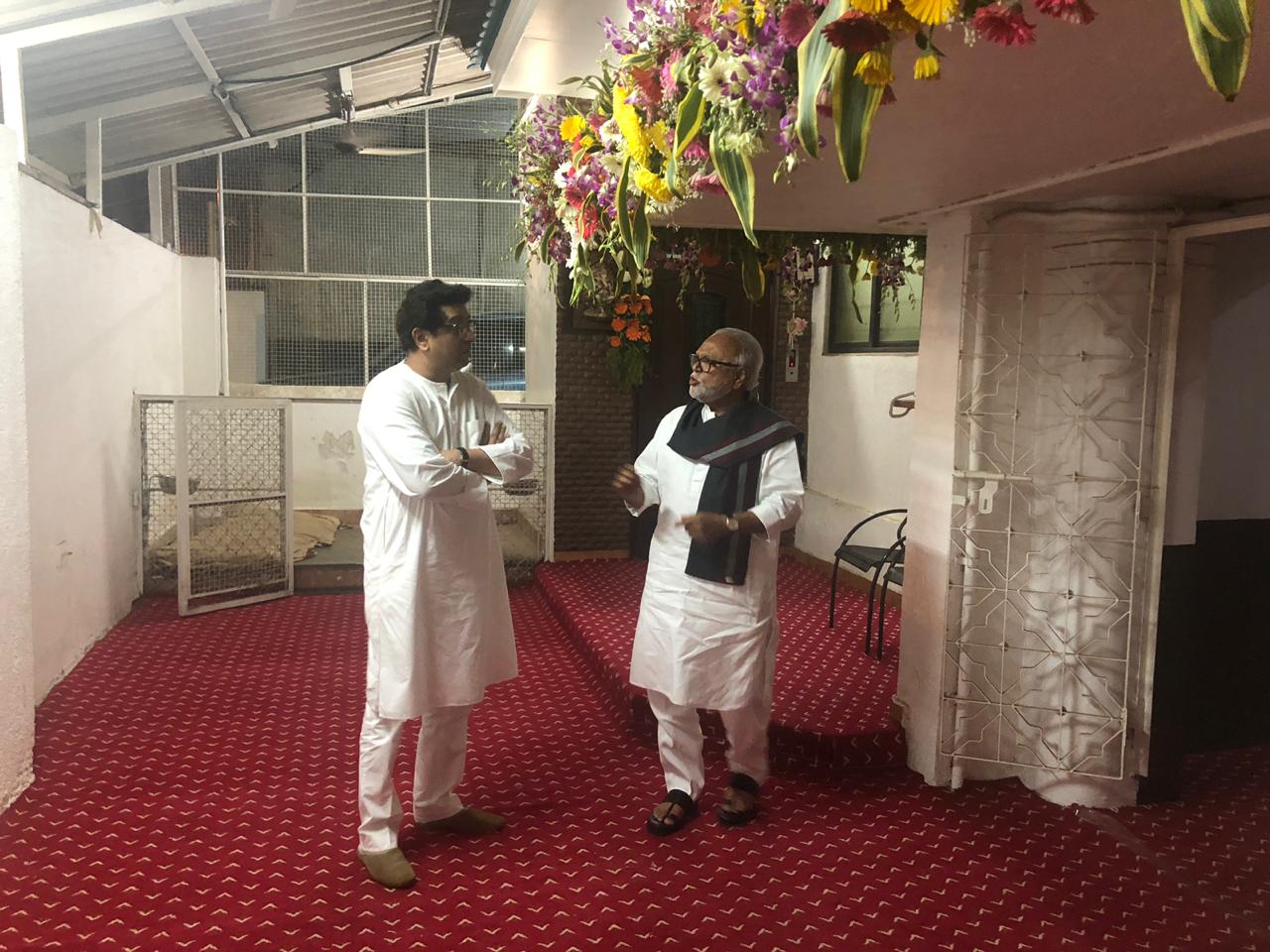 राष्ट्रवादीचे नेते आणि माजी उपमुख्यमंत्री छगन भुजबळ यांनी मनसे अध्यक्ष राज ठाकरे यांची भेट घेतली आहे. राष्ट्रवादीचे नेते आणि माजी उपमुख्यमंत्री छगन भुजबळ यांनी मनसे अध्यक्ष राज ठाकरे यांची भेट घेतली आहे.