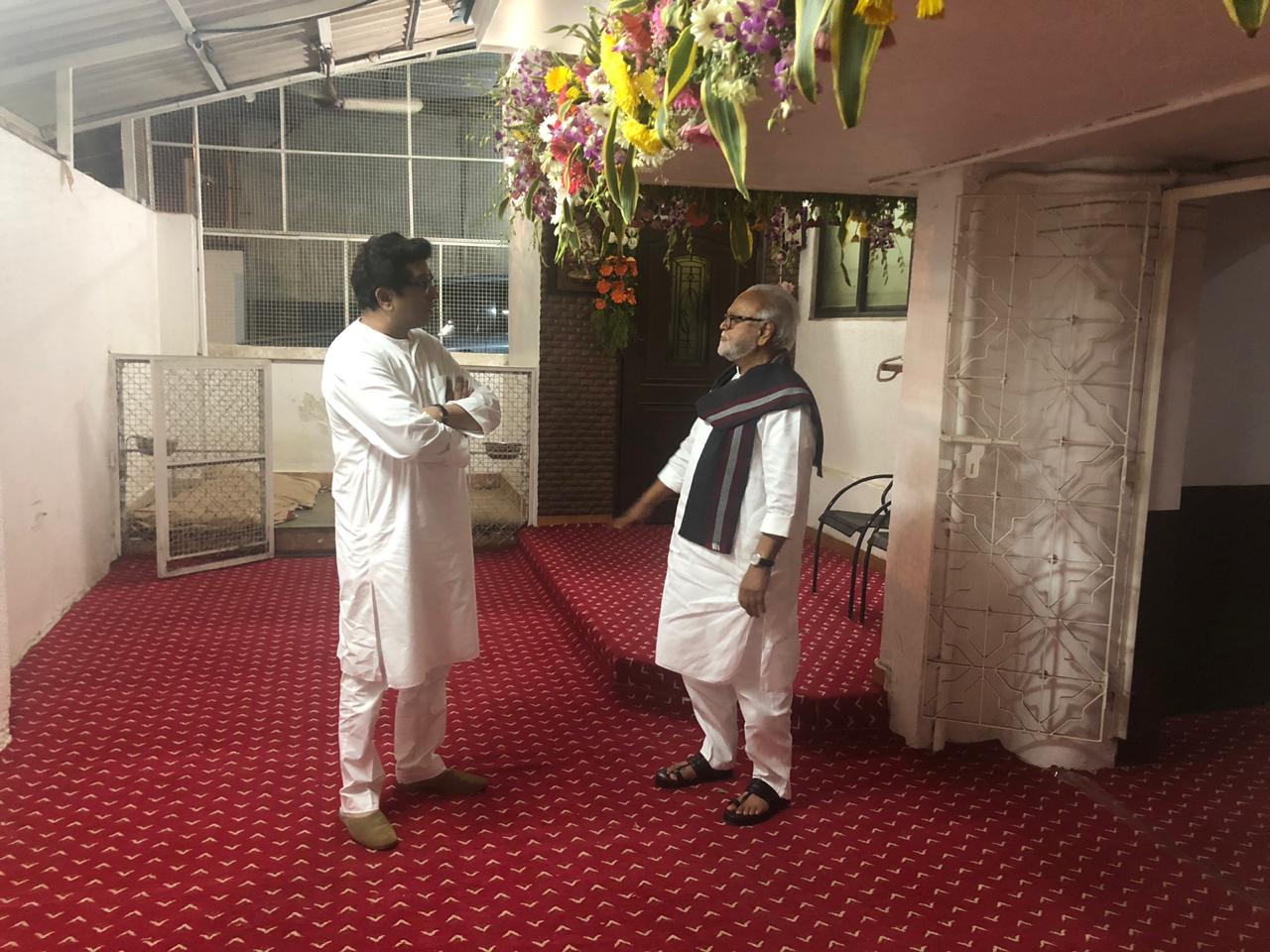 ही भेट कौटुंबिक कारणासाठी घेतल्याचा दावा केला जात असला तरीही या भेटीत राजकीय चर्चा झाल्याची सूत्रांची माहिती आहे. ही भेट कौटुंबिक कारणासाठी घेतल्याचा दावा केला जात असला तरीही या भेटीत राजकीय चर्चा झाल्याची सूत्रांची माहिती आहे.