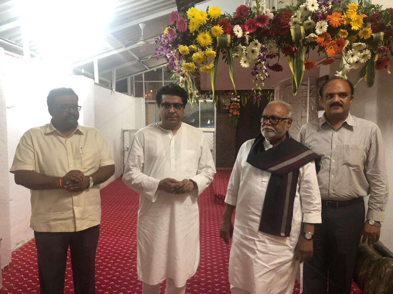 कृष्णकुंज या राज ठाकरे यांच्या निवासस्थानी झालेल्या भेटीवेळी भुजबळ यांच्या सोबत त्यांचे पुतणे समीर आणि मुलगा पंकजही उपस्थित होते. कृष्णकुंज या राज ठाकरे यांच्या निवासस्थानी झालेल्या भेटीवेळी भुजबळ यांच्या सोबत त्यांचे पुतणे समीर आणि मुलगा पंकजही उपस्थित होते.