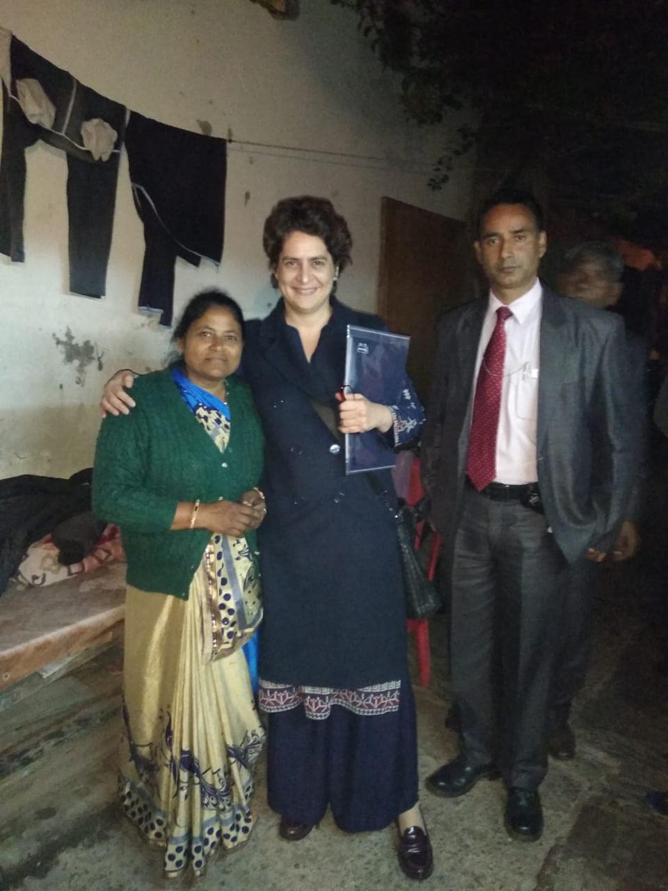 प्रियंका या आशिष उपचारासाठी गेल्या चार ते पाच वर्षांपासून सातत्याने मदत करत आहेत, असंही आशिषच्या वडिलांनी सांगितलं. प्रियंका या आशिष उपचारासाठी गेल्या चार ते पाच वर्षांपासून सातत्याने मदत करत आहेत, असंही आशिषच्या वडिलांनी सांगितलं.
