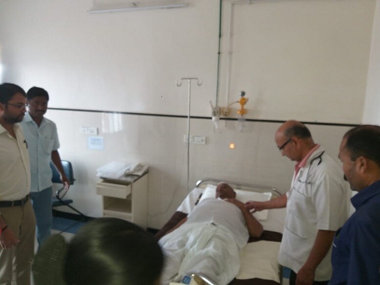 अण्णा हजारे यांना अहमदनगरच्या नोबेल रूग्णालयामध्ये दाखल करण्यात आलं आहे. दरम्यान, दोन दिवस उपचार केल्यानंतर त्यांना सोडण्यात येणार आहे. अण्णा हजारे यांना अहमदनगरच्या नोबेल रूग्णालयामध्ये दाखल करण्यात आलं आहे. दरम्यान, दोन दिवस उपचार केल्यानंतर त्यांना सोडण्यात येणार आहे.
