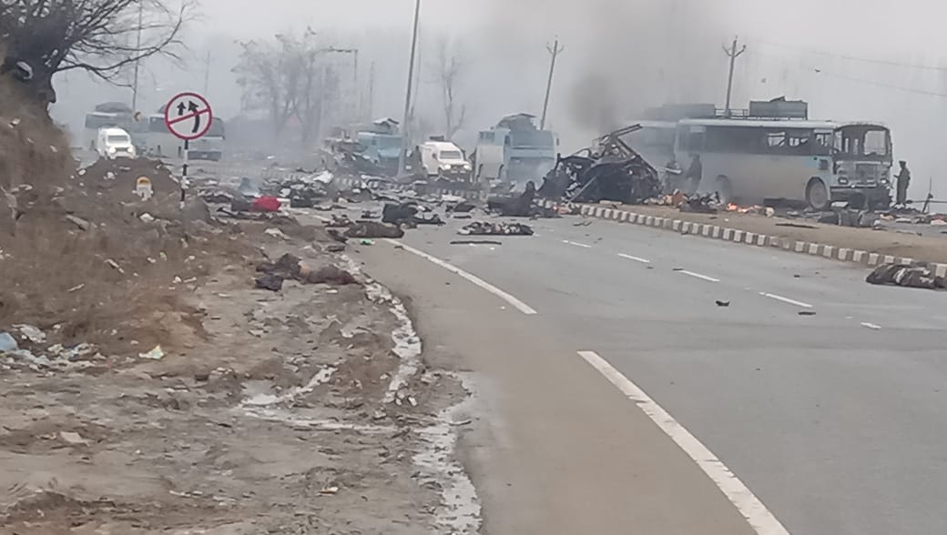 जम्मू- काश्मीर येथील पुलवामामध्ये गुरुवारी दुपारी भारतीय जवानांच्या ताफ्यावर आत्मघातकी हल्ला केला. २५०० जवांनाचा ताफा पुलवामा जिल्ह्यातील श्रीनगर- जम्मू राजमार्गावरून जात होता. जम्मू- काश्मीर येथील पुलवामामध्ये गुरुवारी दुपारी भारतीय जवानांच्या ताफ्यावर आत्मघातकी हल्ला केला. २५०० जवांनाचा ताफा पुलवामा जिल्ह्यातील श्रीनगर- जम्मू राजमार्गावरून जात होता.