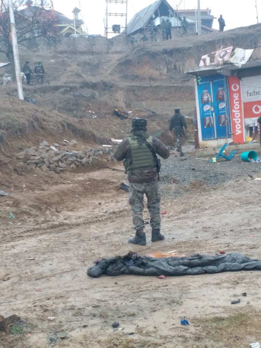 गुरुवारी रात्री ९ वाजण्याच्या सुमारास सीआरपीएफच्या अधिकाऱ्यांकडून अजीतच्या घरी त्यांच्या मृत्यूची बातमी कळवण्यात आली. ही दुःखद बातमी कळताच अजीतच्या घरात शोककळा पसरली. अगदी थोड्याच वेळात अजीतच्या घरी पूर्ण गाव गोळा झालं. गुरुवारी रात्री ९ वाजण्याच्या सुमारास सीआरपीएफच्या अधिकाऱ्यांकडून अजीतच्या घरी त्यांच्या मृत्यूची बातमी कळवण्यात आली. ही दुःखद बातमी कळताच अजीतच्या घरात शोककळा पसरली. अगदी थोड्याच वेळात अजीतच्या घरी पूर्ण गाव गोळा झालं.