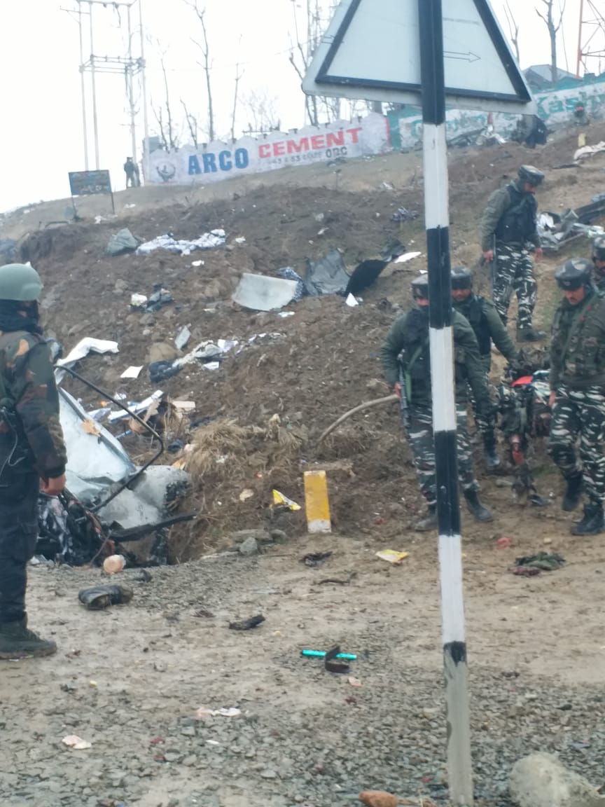 जम्मू- काश्मीर येथील पुलवामामध्ये गुरुवारी दुपारी भारतीय जवानांच्या ताफ्यावर आत्मघातकी हल्ला केला. या हल्ल्यात ४४ जवान शहीद झाले. जम्मू- काश्मीर येथील पुलवामामध्ये गुरुवारी दुपारी भारतीय जवानांच्या ताफ्यावर आत्मघातकी हल्ला केला. या हल्ल्यात ४४ जवान शहीद झाले.