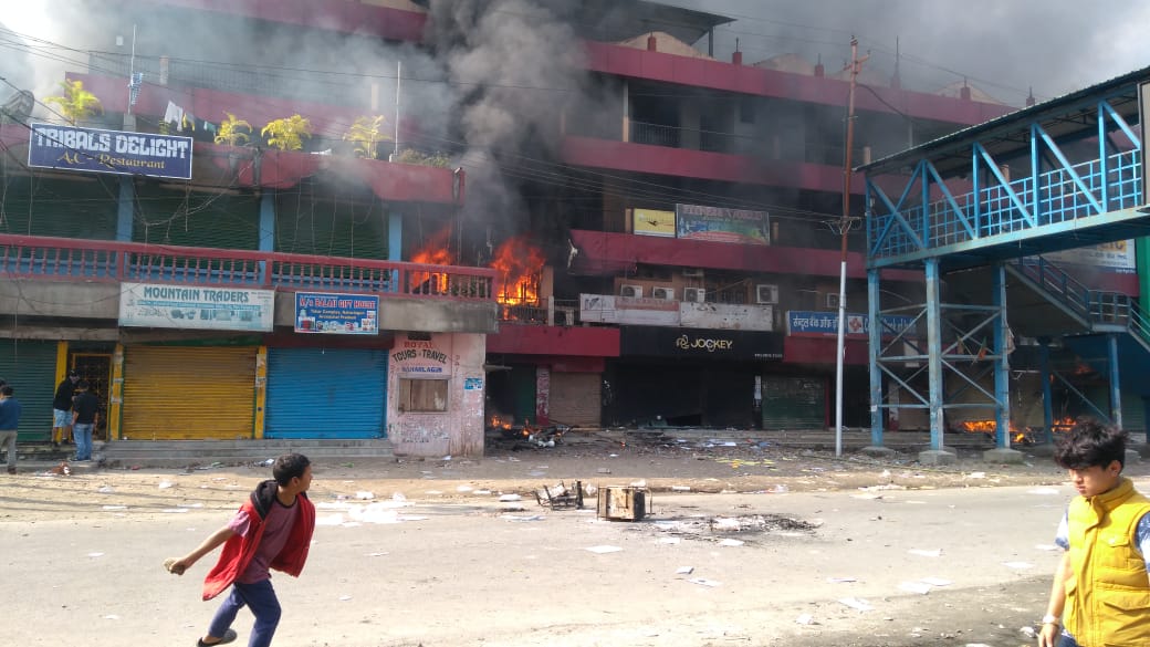 राज्य सरकारच्या या निर्णयाविरोधात नागरिक रस्त्यावर आले आणि त्यांनी जोरदार निदर्शने केलीत. लोकांची संख्या वाढल्याने रस्त्यावर तरुणांचे जमाव जमले आणि त्यांनी तोडफोडीला सुरूवात केली. राज्य सरकारच्या या निर्णयाविरोधात नागरिक रस्त्यावर आले आणि त्यांनी जोरदार निदर्शने केलीत. लोकांची संख्या वाढल्याने रस्त्यावर तरुणांचे जमाव जमले आणि त्यांनी तोडफोडीला सुरूवात केली.