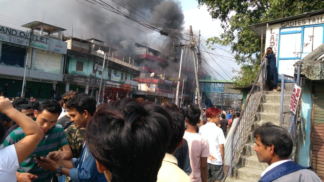 राजधानी इटानगरमध्ये उपमुख्यमंत्री चौने मेन यांचा बंगला संतप्त तरुणांनी फोडला आणि आवारात नासधूस केली. राजधानी इटानगरमध्ये उपमुख्यमंत्री चौने मेन यांचा बंगला संतप्त तरुणांनी फोडला आणि आवारात नासधूस केली.