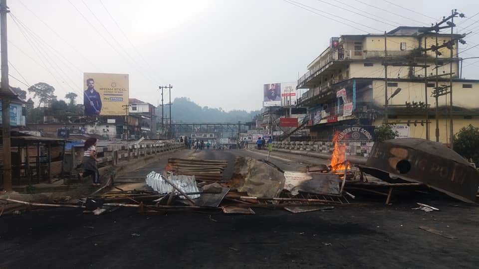 अरुणाचलची राजधानी इटानगरमध्ये सध्या तणाव झाला आहे. मुळचे अरुणाचलचे नागरिक नसलेल्यांना नागरिकत्वाचा अधिकार देणं आणि काही जमातींचा अनुसूचित जातींमध्ये समावेश करणं याला नागरिकांचा विरोध आहे. अरुणाचलची राजधानी इटानगरमध्ये सध्या तणाव झाला आहे. मुळचे अरुणाचलचे नागरिक नसलेल्यांना नागरिकत्वाचा अधिकार देणं आणि काही जमातींचा अनुसूचित जातींमध्ये समावेश करणं याला नागरिकांचा विरोध आहे.